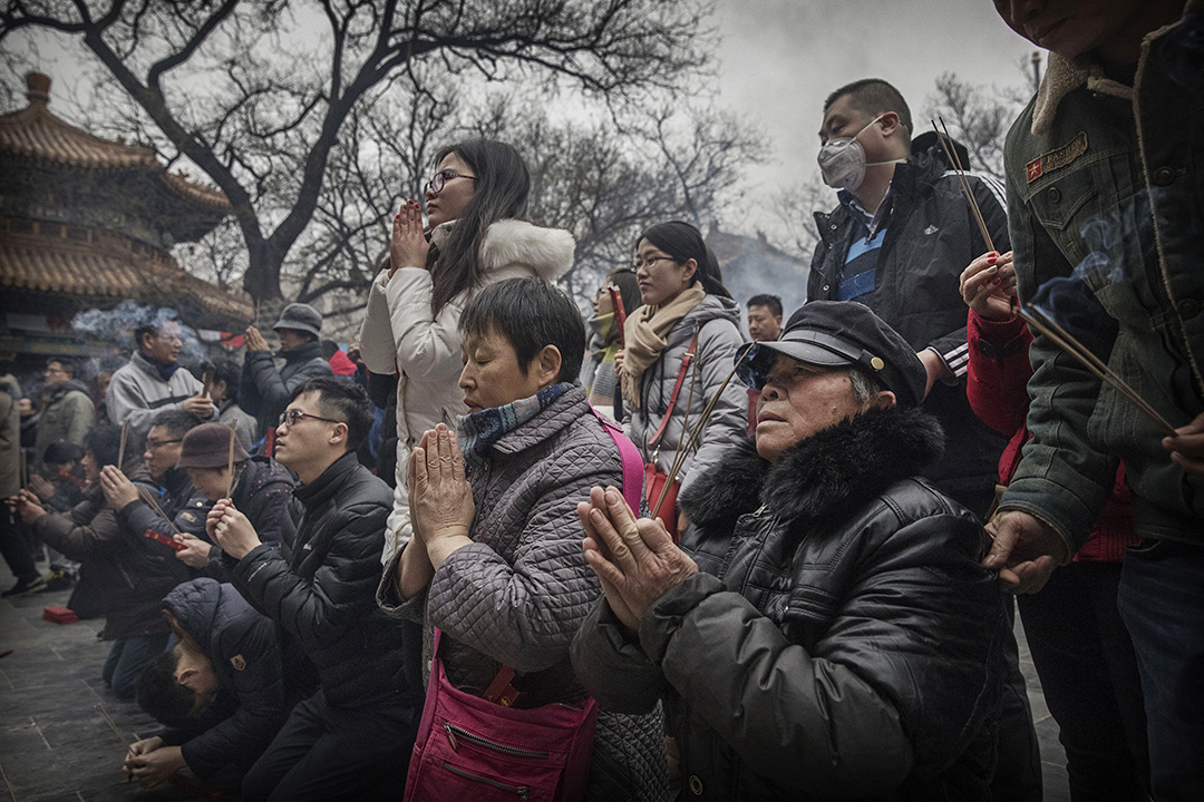 在经历了近一个世纪对各种信仰的暴力打击后，中国在过去一二十年间经历了“惊人的宗教复兴”：兴起修建寺庙、清真寺和教堂的热潮。