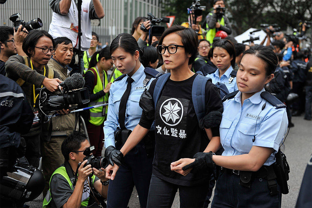  2014年12月11日，香港歌手何韻詩在中環佔領區被警方帶走。