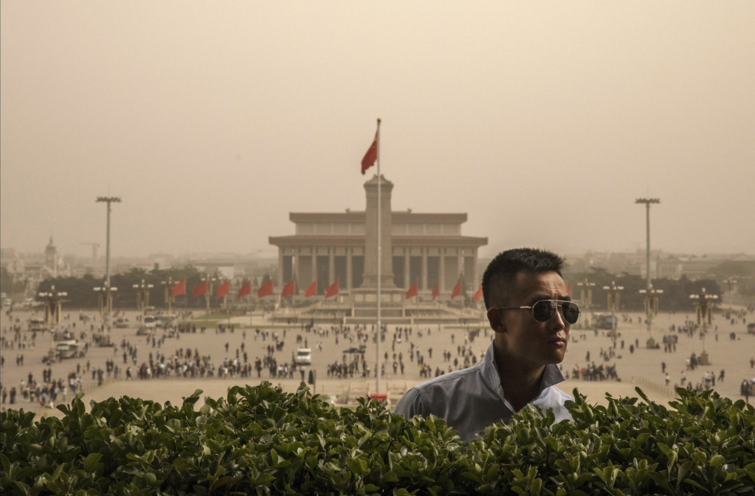 北京的雾霾严重，空气混沌不清，长期影响北京居民的生活。