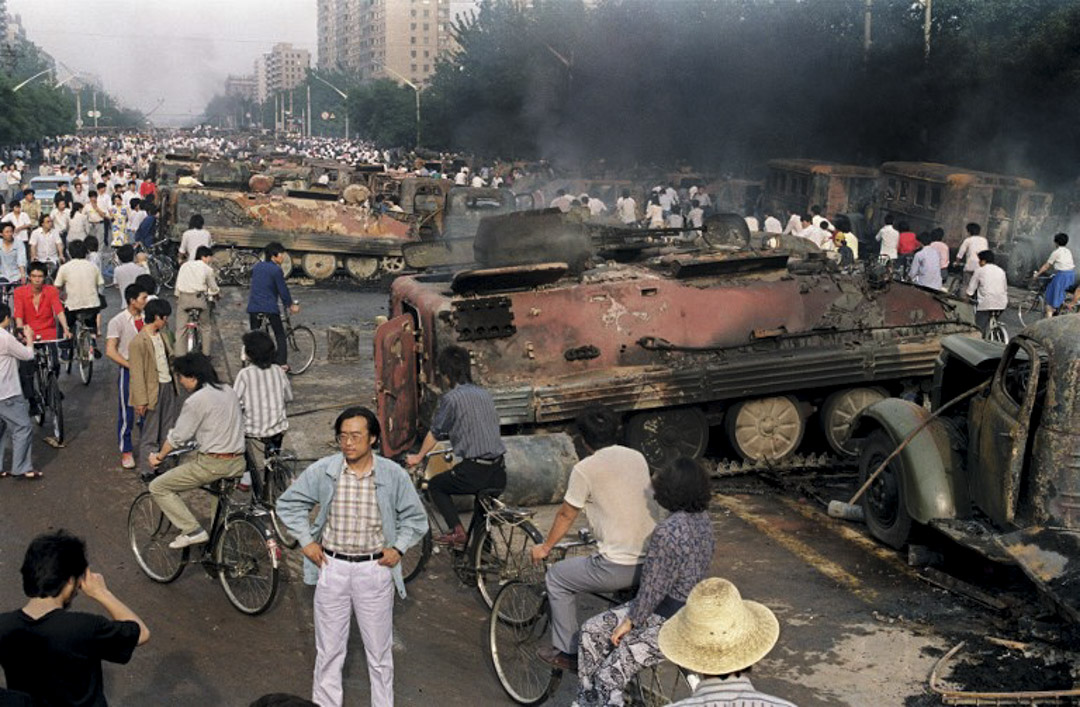 1989年6月4日清晨，解放軍進入天安門廣場鎮壓學生後，一輛已被禁燒的坦克遺留在街道上。