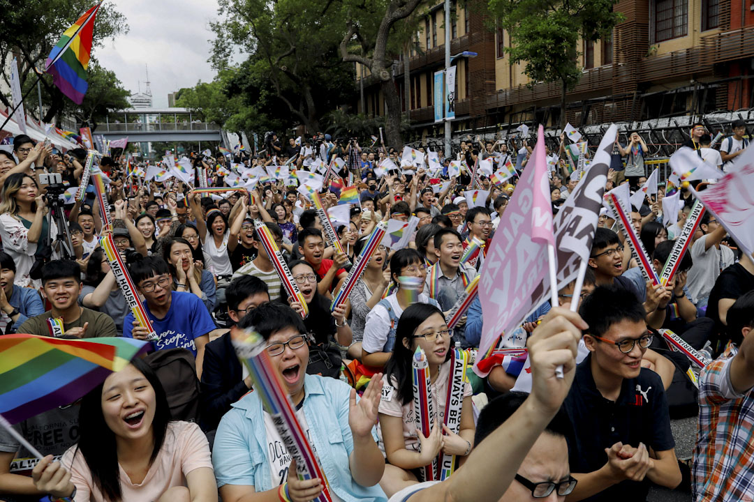 2017年5月24日，同性婚姻支持者在台北市内举行集会，在听到立法院宣告《民法》不允许同性建立“亲密、排他、永久关系”的相关规定违宪后，支持者立刻呐喊欢呼。