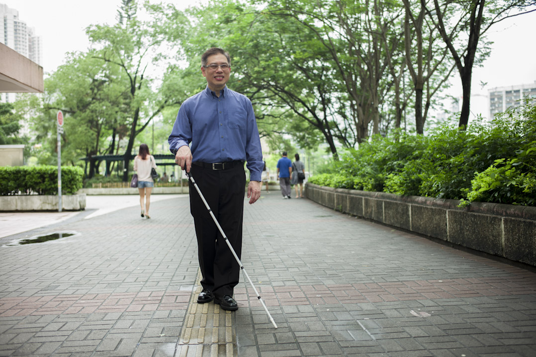 原本在一家跨國企業任亞洲分部主管的林世民，因視力工作受到嚴重影響，通過學習和練習，他早已可以使用盲人手杖獨立上街，通過文字轉語音類的軟件進行辦公，然而許多公司仍然對他的視力有顧慮。