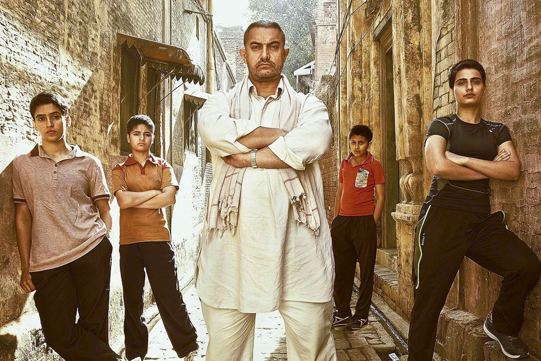 印度巨星阿米尔.汗(Aamir Khan)的新作《摔跤吧!爸爸》(*Dangal*)近日在中国上映。这部真人真事改编的电影,去年底上映时就在印度引发争议。