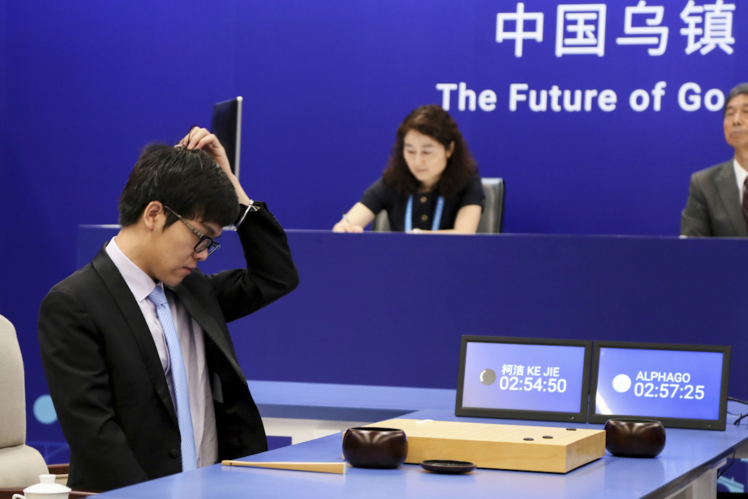 围棋人工智能AlphaGo 与世界排名第一的柯洁九段展开三番棋对弈,而第一场柯洁就以四分一子仅败。