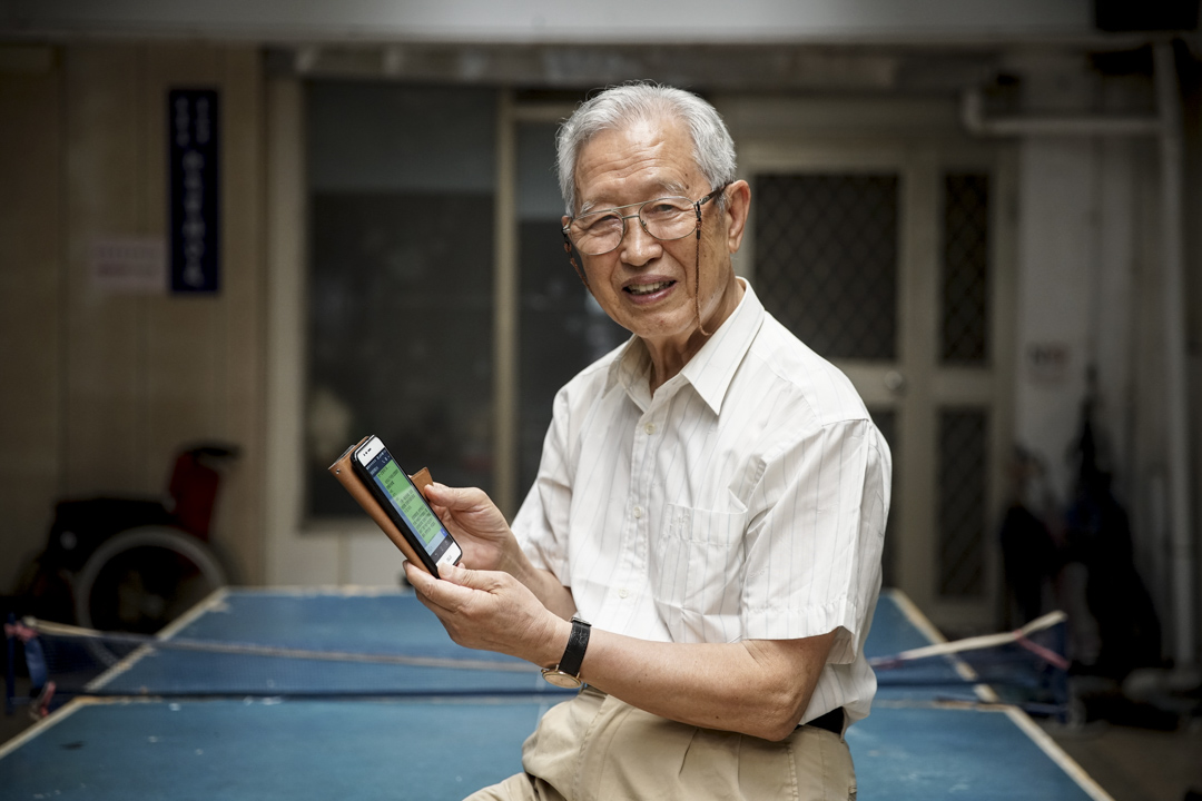 1930年出生的张望豪，65岁退休后开始到文化大学进修推广部学习电脑软体，曾将他的电脑绘图作品送到资策会，参加65岁以上长者的竞赛获选，资策会颁法他第一届“信息爷爷”的殊荣。