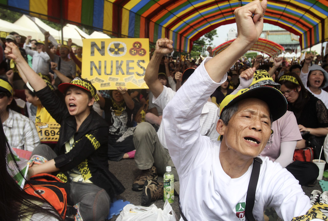 2014年4月27日，台灣反核行動平台當日號召民眾在台北市凱達格蘭大道靜坐，並要求立即停建核能四廠，否則無限期抗爭，占領忠孝西路。