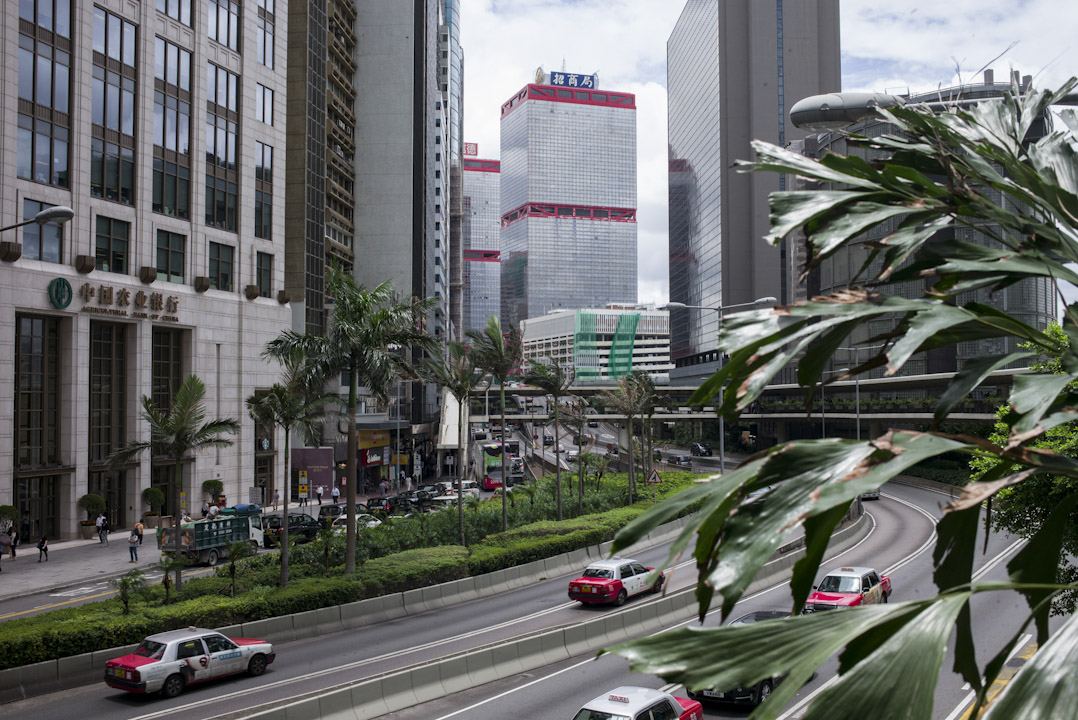 跟阿梵背景相近的朋友都在投行工作，而他所处的国际律师楼里，港漂亦占百分之三十。