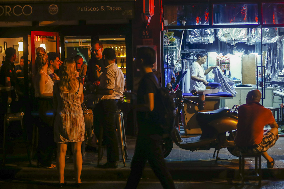 2016年7月15日，上海永康路依然酒吧林立，酒吧的酒客与民生小店的店主构成混搭却充满生命力的画面。