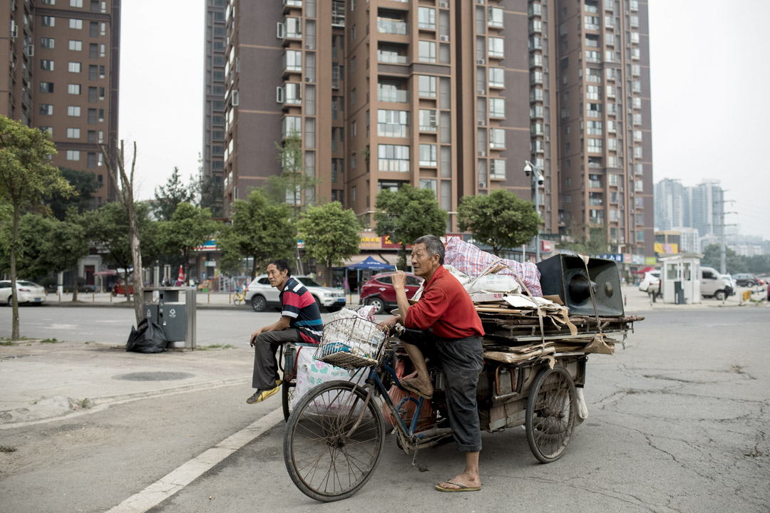 致瑞雅苑小区门口，收废旧品的师傅聚在一起闲聊。