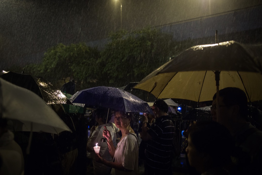 遊行其間不時下起大雨。