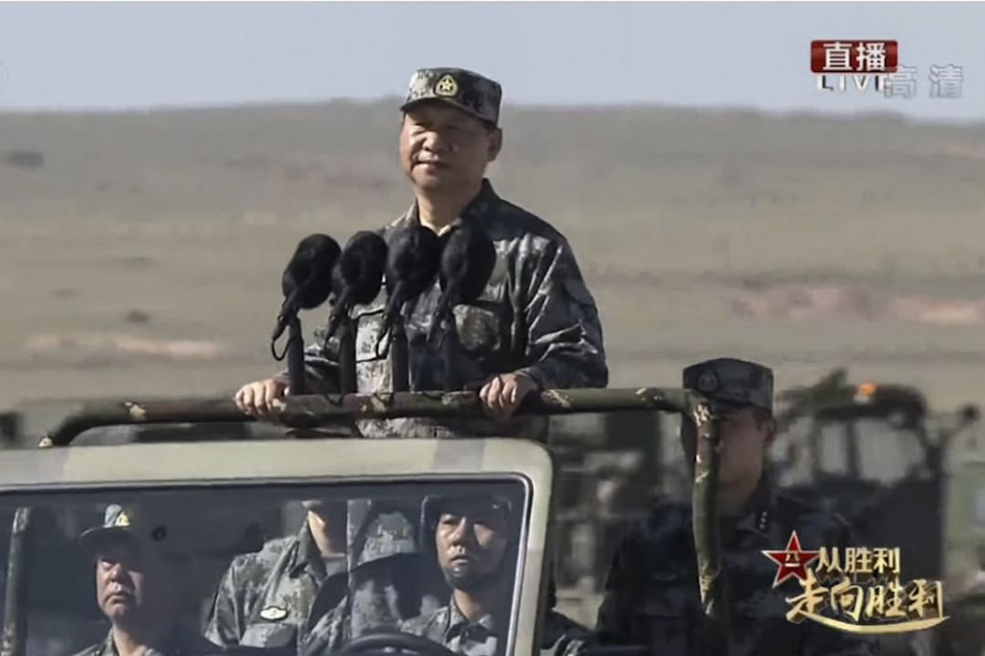 中央軍委主席習近平身穿迷彩軍服現身內蒙古朱日和訓練基地，登上檢閱車閱兵，並發表重要講話。