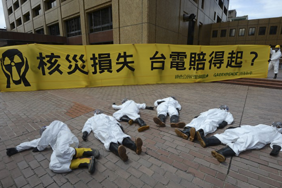 地圖事件很快發酵。開始有人去點選綠色和平（台灣）的粉絲頁並給予一顆星的負面評價，短短24小時內，台灣綠色和平臉書專頁的「一星」數已經超過「五星」數，直接要求「退款」、信用卡止付的民眾更多，堪稱綠色和平台灣辦公室開張以來的最大公關危機。圖為2013年，綠色和平在台電大樓外抗議核四廠興建。