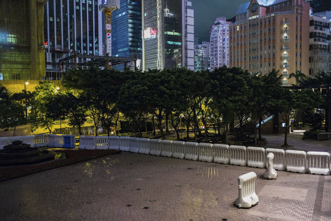 2017年6月27日，國家主席習近平即將訪港，警方在香港會議展覽中心外架設大型水馬，保安高度嚴密。