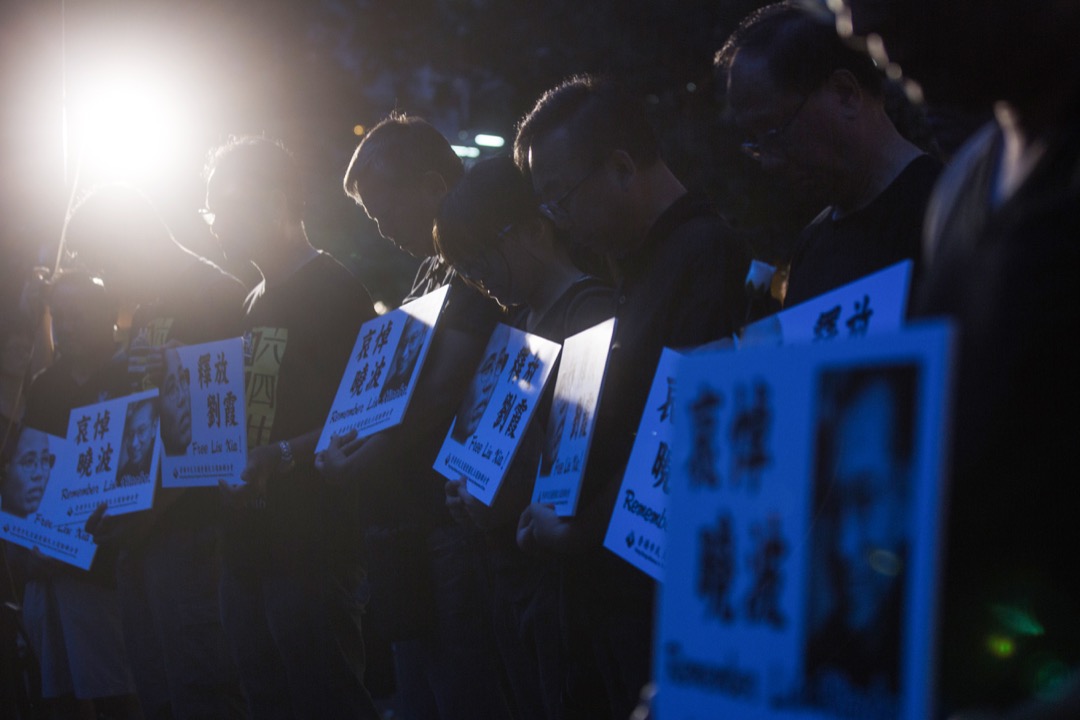 2017年7月15日，香港支联会举办烛光游行，开始前全场为刘晓波先生默哀。