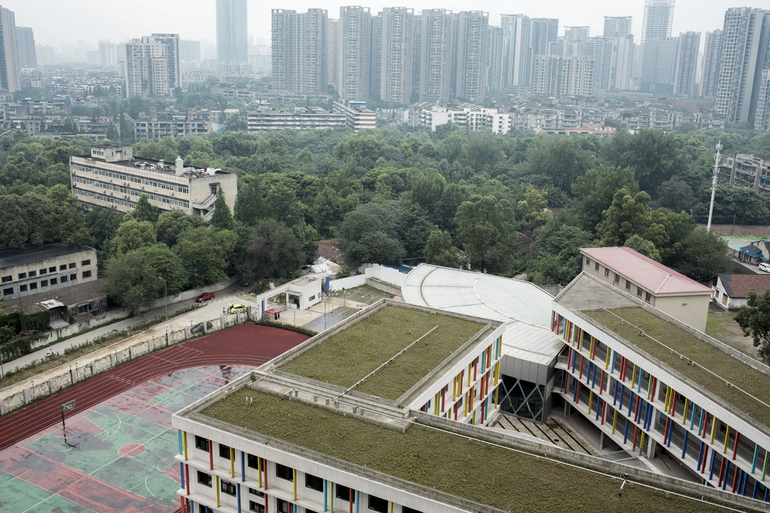 位于马家沟160号的小学，引发周边六个楼盘业主的争夺；远处高楼林立的地区即是攀成钢片区。