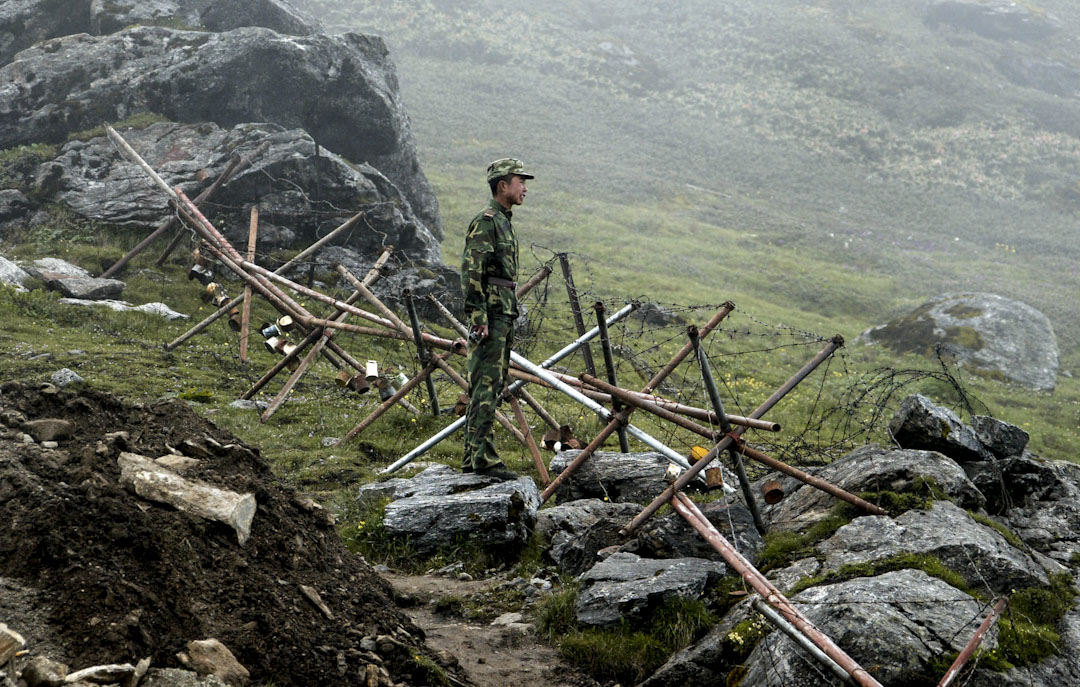 2008年7月10日，一名中国士兵站在印度与中国的边界。 