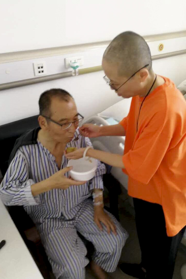 刘霞在医院喂刘晓波吃猕猴桃。