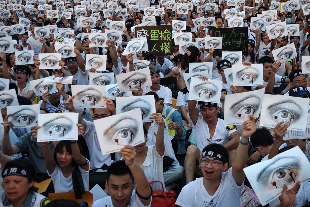 2013年8月3日，台北群眾響應號召參與在台灣總統府對出的凱達格蘭大道舉行的「萬人送仲丘」集會，要求政府就軍人洪仲丘在禁閉室悔過期間死亡案交代真相，並要全面檢討軍事審判制度及軍中的人權議題，包括在非戰爭時期，將軍法審判全面回歸一般司法機關處理。