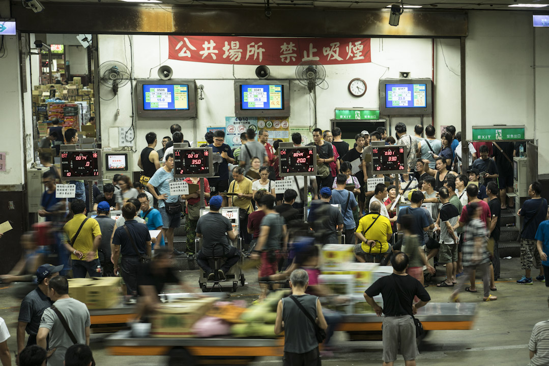 在这没有证交所、没有内线、没有财经名嘴的拍卖市场里，是一群经验老到的拍卖员与承销人，天天搭着市场的脉搏而行。