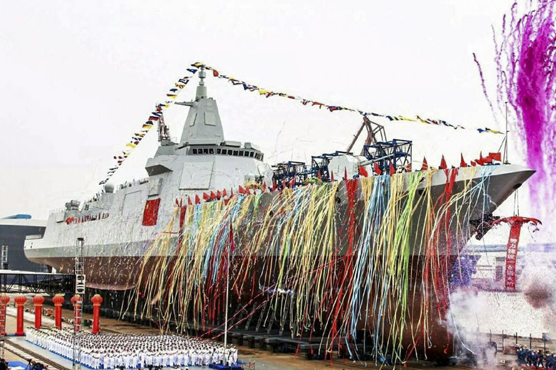 055型飛彈驅逐艦是中國人民解放軍海軍第四代飛彈驅逐艦，採用全燃動力、射頻綜合集成及通用垂直發射系統。[2]由中國船舶重工集團701研究所設計、江南造船廠與大連造船廠共同承建。 該艦擁有較高的續航力、自持力及適航性，可在除極區外無限航區遂行作戰任務，被認為是中國人民解放軍海軍實現戰略轉型發展的標誌性戰艦。