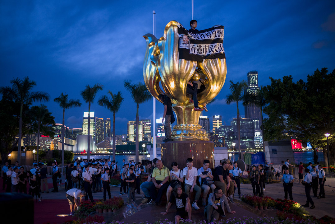 2017年6月28日，习近平访港前夕，香港众志、社民连、人民力量等多个政党或团体的成员抢占湾仔金紫荆广场，警方入夜后将示威者逐一押走，清场行动历时近3小时。警方共拘捕26人，指他们涉嫌犯下“公众妨扰罪”。