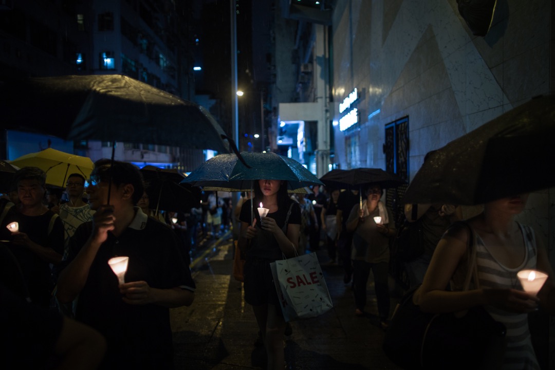 游行期间不时下雨，有些参与者到将近午夜时份才抵达中联办。