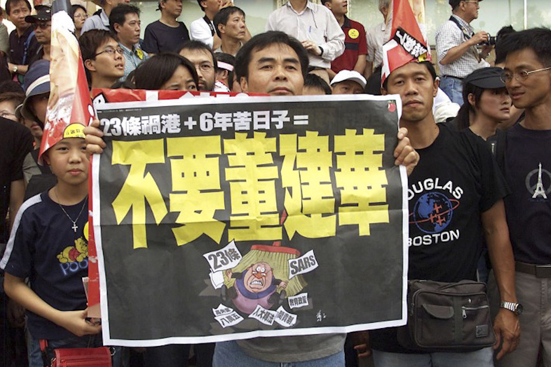  近年在香港的大型民主运动时，《苹果日报》都会加印一张宣传海报包在报纸的正刊外头，举起来就是抗议群众的标语。在民主社会，这不是一份严肃的报纸应该做的事，但因为黎智英对抗的是被不少港人认为百倍邪恶的中国共产党，轻重对比，尽管在学院里仍有批判声音，但大部分倾向民主派的读者放过了壹传媒集团的不专业，壹传媒更一度成为香港民主派阵营的要角。图为2003年七一游行，《苹果日报》当天发行的倒董海报。