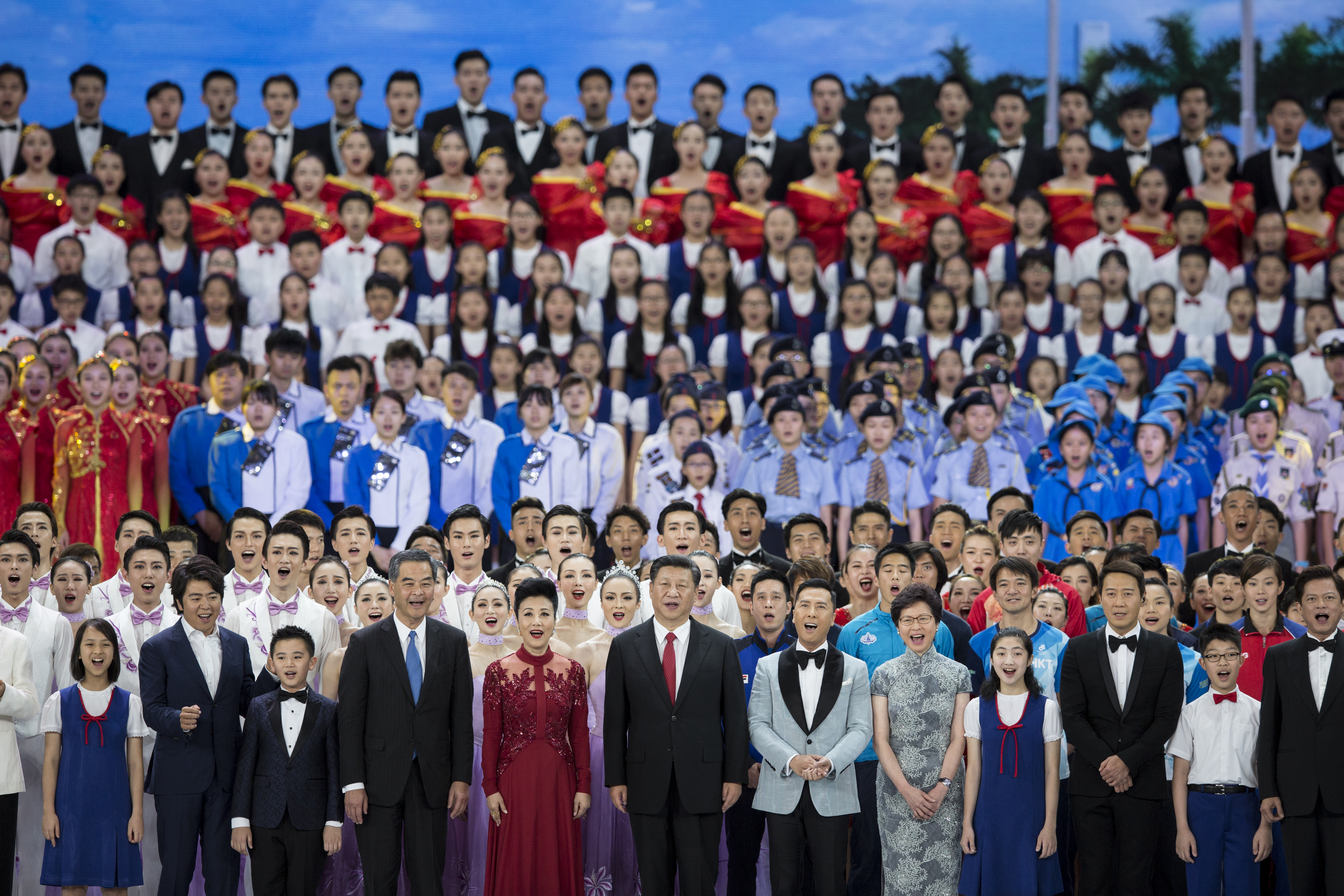 2017年6月30日，国家主席习近平连同夫人彭丽媛出席于湾仔会议展览中心举行的香港回归20周年文艺晚会。习近平于晚会尾声应邀上台，与表演嘉宾一同高唱《歌唱祖国》。