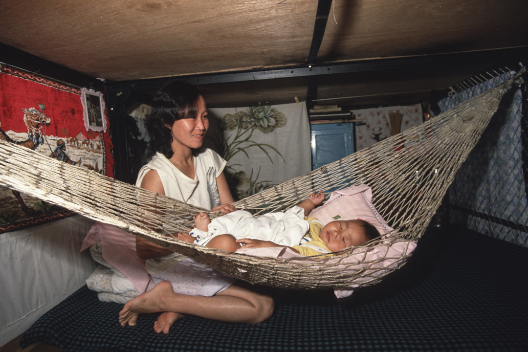 越南船隻難民在香港島上的一個營地。1975年以來，共產主義的北越戰敗了美國支持的南方，20多萬越南難民在70年代末80年代抵達香港。聯合國難民委員會自1975年以來一直幫助安置了超過十三萬三千人，在美國和澳大利亞。照片攝於1989年4月1日的香港。