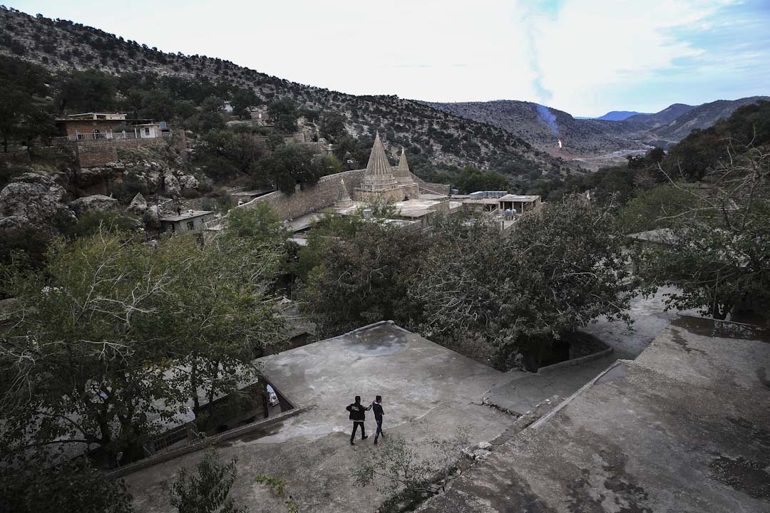 亚兹迪族因为居住在伊拉克北部山区，加上教义规定不能与异族通婚，长久以来形成相对封闭的群体，遗世而独立地生活著。图为亚兹迪族山区的寺庙。