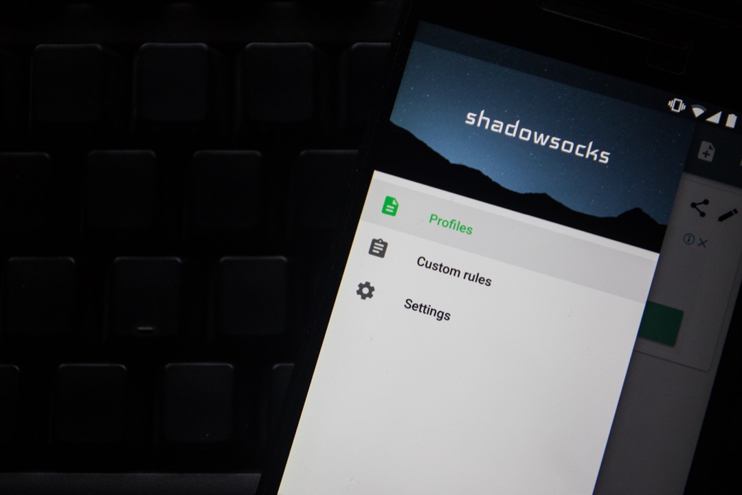 Shadowsocks 的最大特點就是沒有特征，服務端和客戶端可以約定任何一個隨機端口，任何一種加密方式，這使得對于它的識別探測和封鎖都變得更加困難。