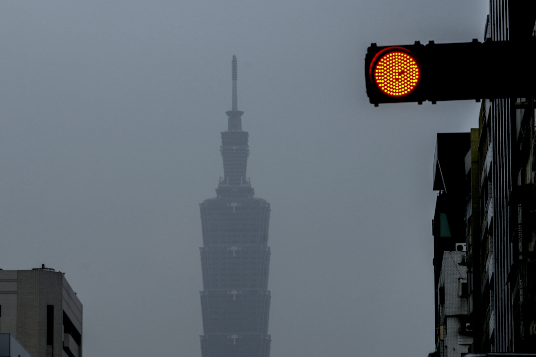 空气污染严重，台北地标台北101大楼被雾霾遮挡，难以看清。