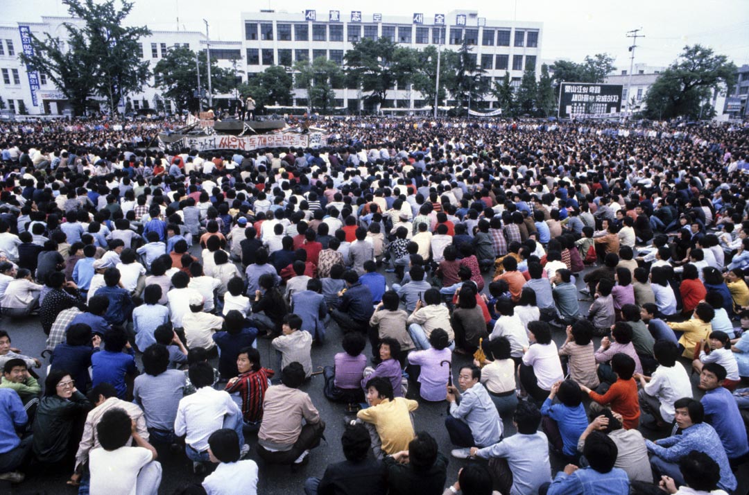 光州民主化運動發生於1980年5月18日至27日期間。事件發生在南韓南部的光州及全羅南道。是一次由當地市民自發的要求民主運動。當時掌握軍權的陸軍中將全斗煥下令武力鎮壓這次運動，造成大量平民和學生的死傷。
