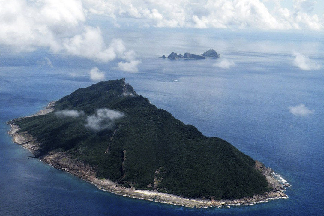 钓鱼岛在台湾与冲绳之间,面积整个岛礁面积约4.3838平方公里,而周围的海域面积大约为17万平方公里。