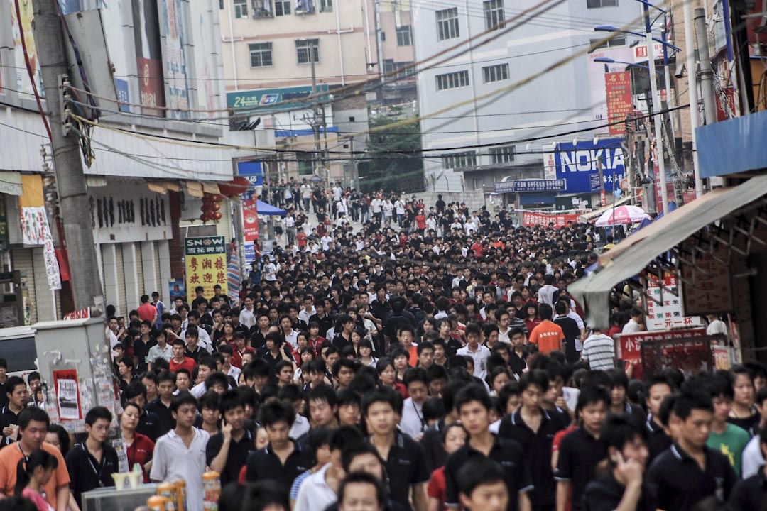 近年富士康在中国的工人，已从高峰期接近一百二十万，跌到现在一百万左右。图为2010年5月19日，深圳观澜富士康大水坑三村去上班的员工。