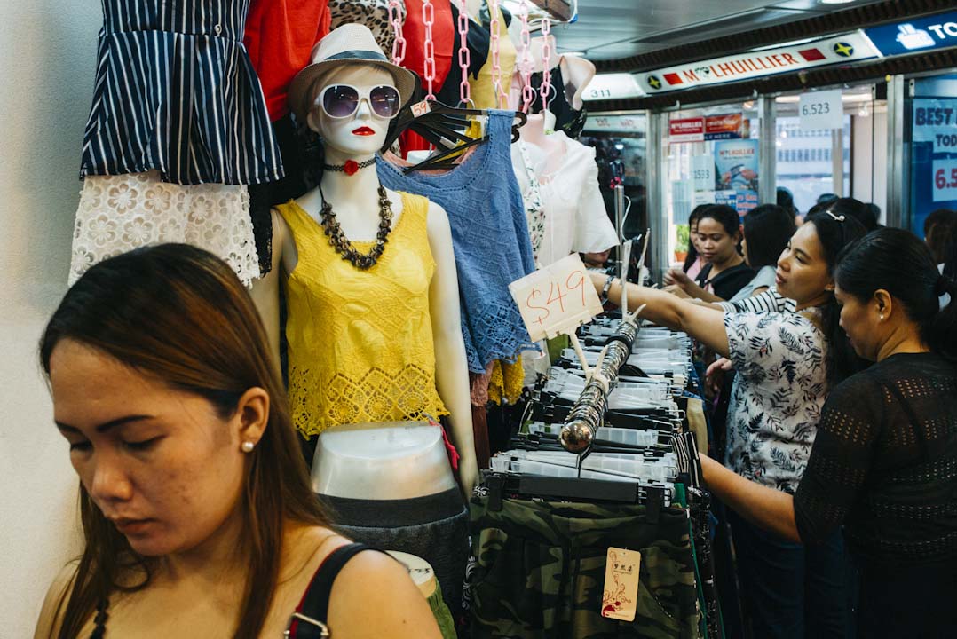 環球商場的不少衣服店，都售賣非常便宜的衣物。