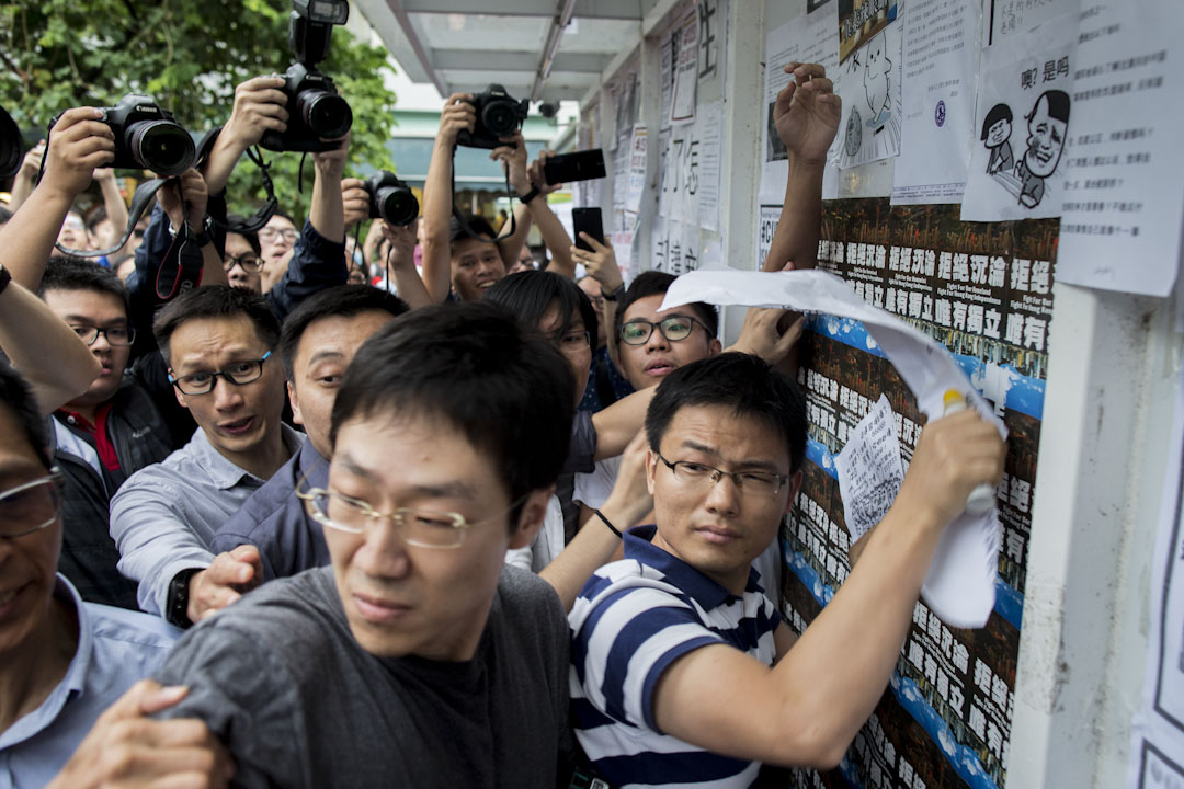 2017年9月7日，有内地生在中大民主墙前聚集，张贴反港独和“#CUSU IS NOT CU!”单张，部分“港独”单张被撕下或被“#CUSU IS NOT CU!”单张遮掩，有学生会成员在场阻止，双方争执，情况一度混乱。