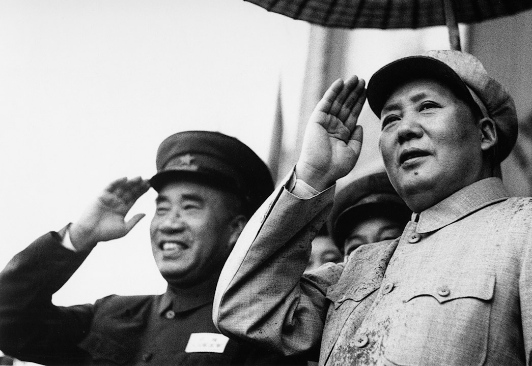 1954年中共恢复党的军事委员会后，毛泽东担任主席，设军委委员若干人，不设副主席，而朱德长期担任的“中国人民解放军总司令”的职务亦被废除。图为毛泽东、朱德出席1952年在北京出席解放军运动会。