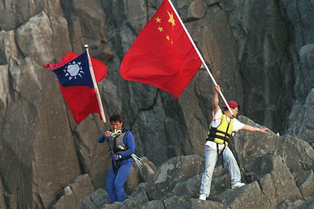 1996年10月7日,港台保钓人士登陆钓鱼台, 并在岛上插上五星红旗及青天白日旗宣示主权。