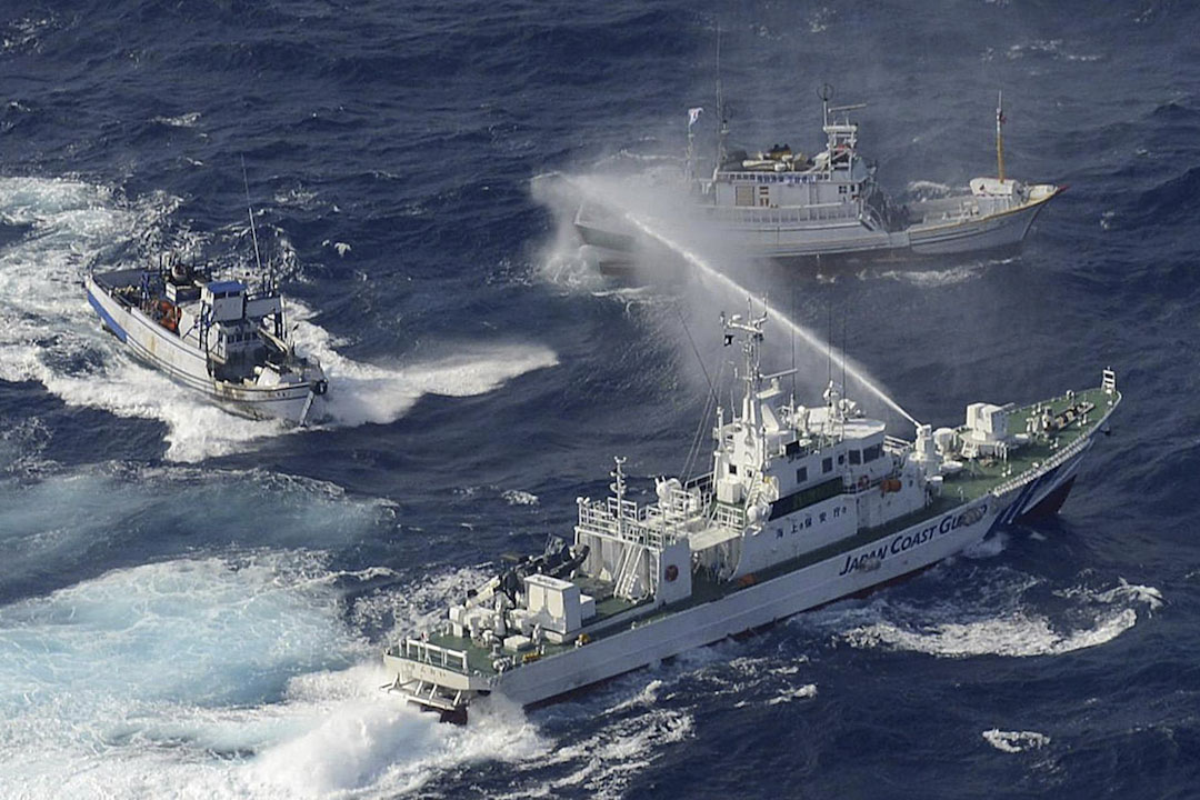 2012年9月25日,日本海岸警卫队(下)在钓鱼岛附近的东海沿岸的向湾渔船喷水。