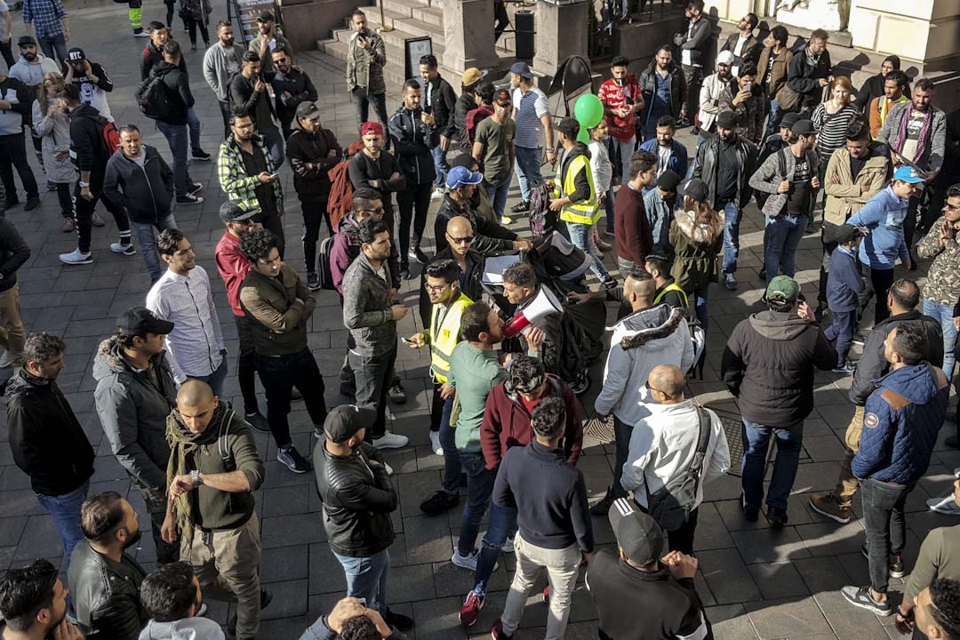 部分反移民組織前往工地抗議，另一方面支持難民人權團體也即時反制，舉辦千人遊行以「中繼屋」為遊行終點，大聲疾呼，希望社會能以更開放的態度面對難民議題。遊行和平落幕後，原本的「中繼屋」已搖身變為市民論壇，意見不同的雙方開始交換意見。