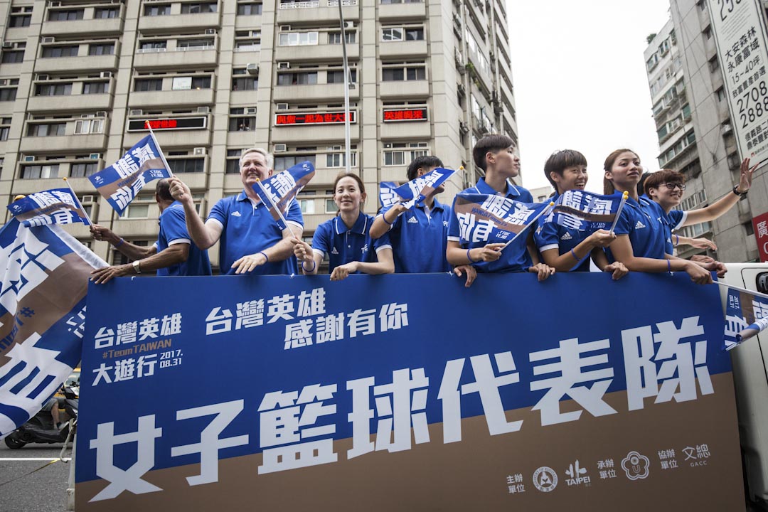 台湾女子篮球代表队在世大运场上得到铜牌，众球员参加由中华文化总会特别于协办“台湾英雄大游行”。