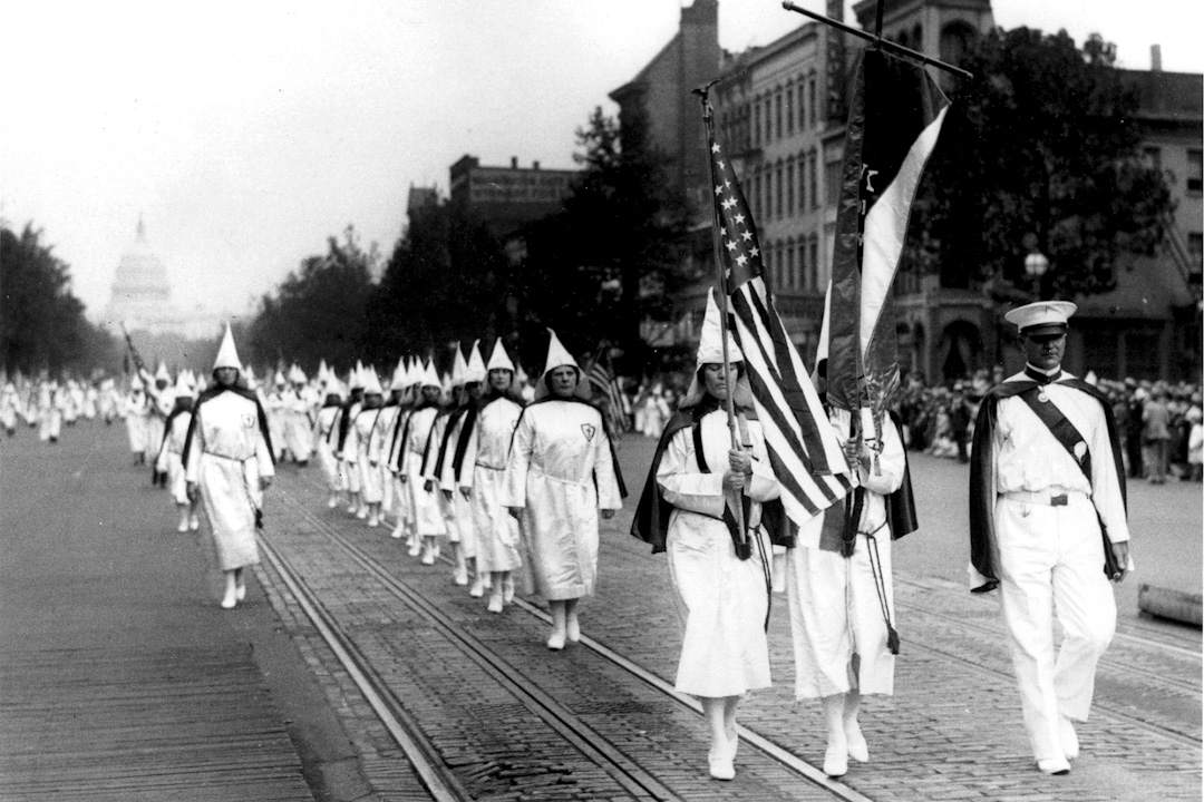 1928年，华盛顿特区宾夕法尼亚大街三K党游行中，有不少白人女性参与。