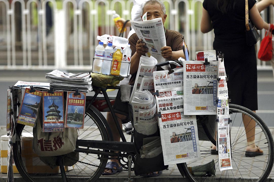 2006年6月28日，北京一个售卖报纸的单车档。