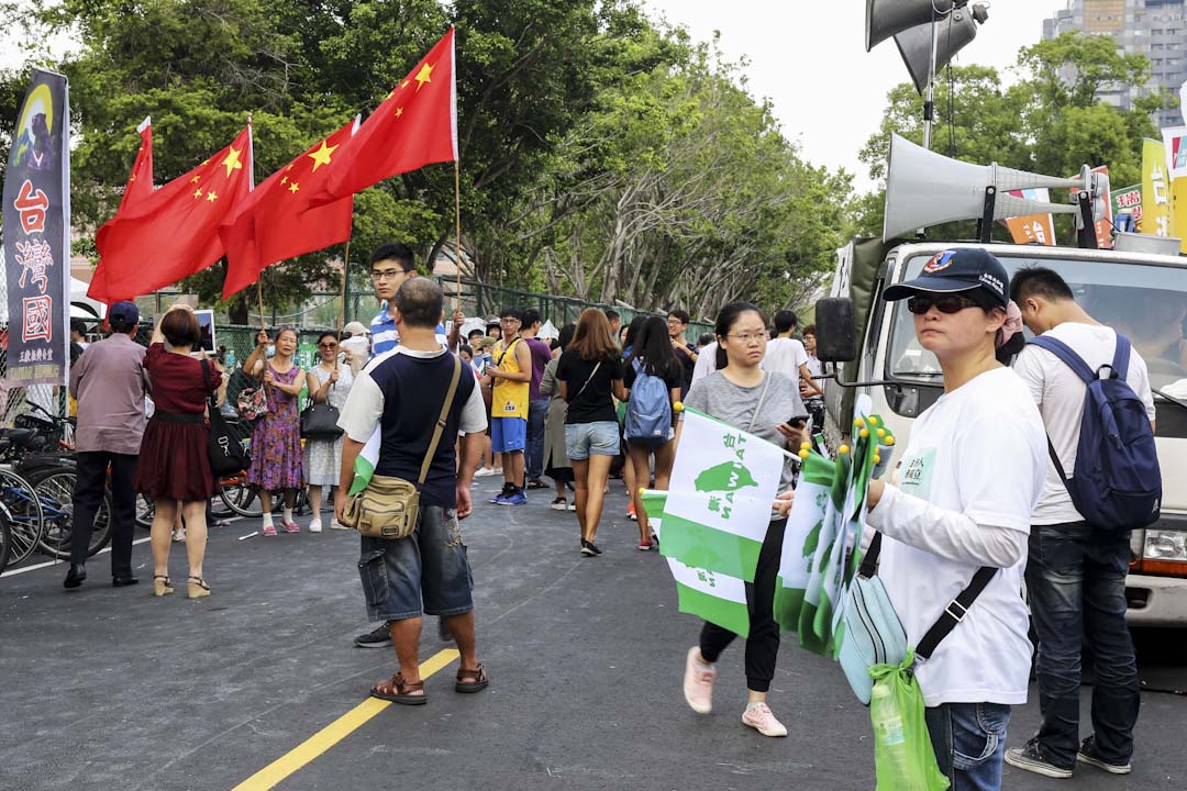 有參與抗議的學生手持「台灣獨立」的綠色條幅，在球場外碰上台灣統派團體「愛國同心會」及「中華統一促進黨」成員。