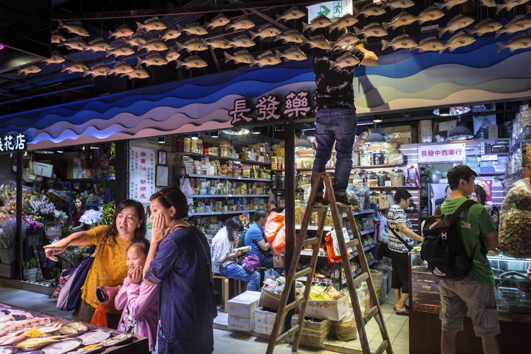 翻新後的長發街市掛滿海洋生物，如海龜、海豚及各種魚類，形象摩登得奇趣。