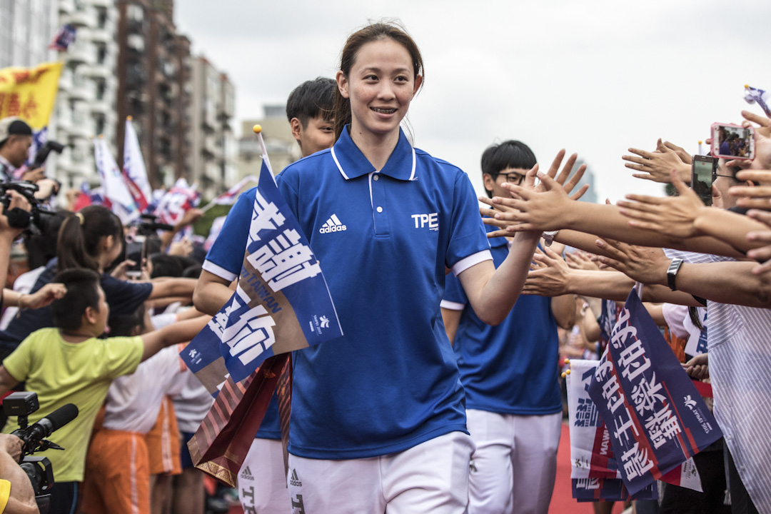 “台湾英雄大游行”队伍抵达台北市政府府前广场，女子篮球队黄铃娟进场接受群众欢迎。