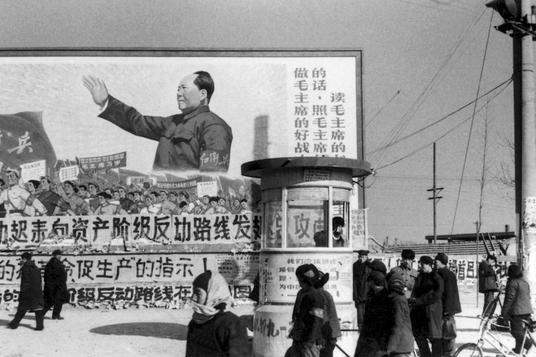 1967年2月，在北京市中心有一幅毛泽东的巨大海报。 海报上有标语“我们必须是毛泽东的好士兵，我们必须听他的话，我们必须按照他的指示，读他的书”。