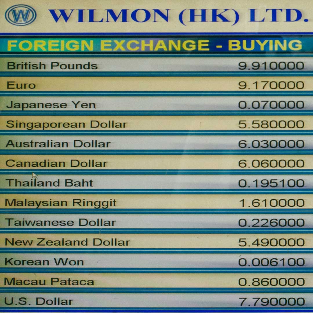 二楼的 Wilmon HK Ltd 是一间汇钱店，1998年开业，店主夫妇是一对祖籍福建的菲律宾华侨。店长菲律宾人 Maribel 从2004年开始跟随店主夫妇来到环球大厦，一直工作至今，从销售员做到主管，两个儿子如今都就读香港名校，粤语比她好。繁忙的星期天，她一天需要接待400-500个菲佣给家乡汇钱，汇款一小时内就能到账。