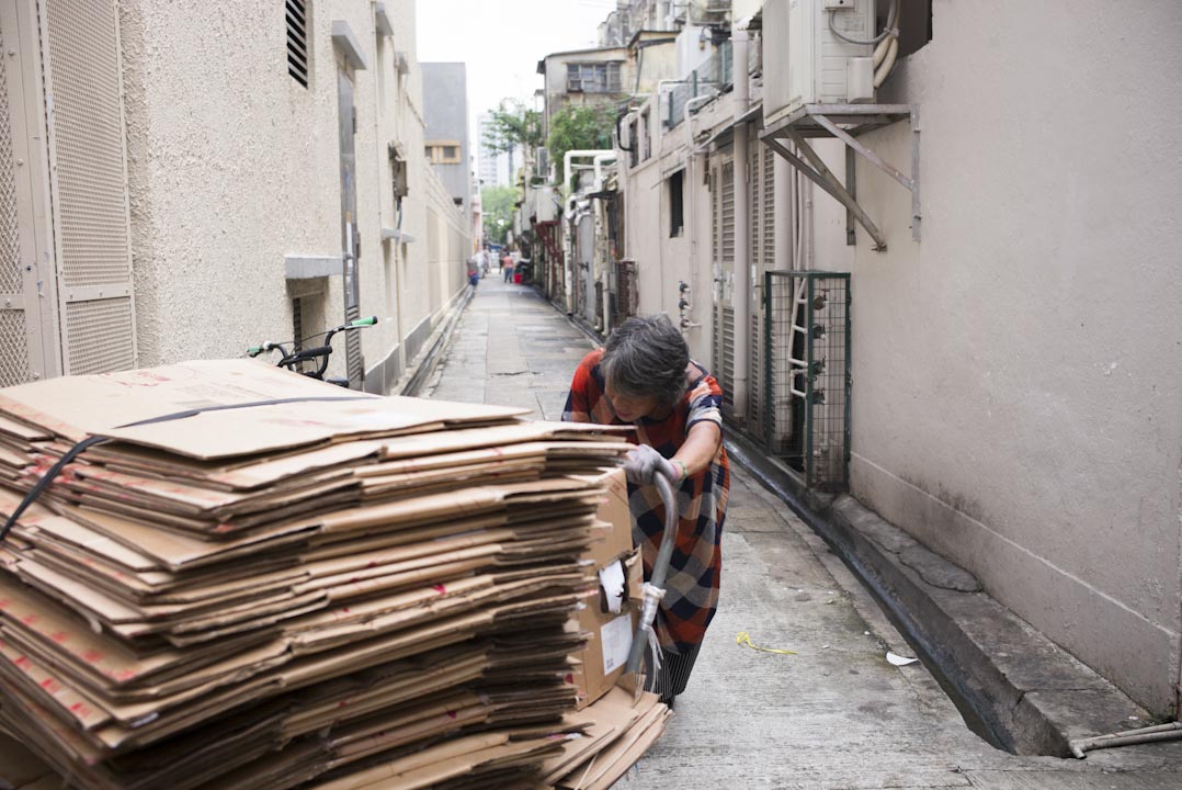 黄月娴独力推着堆满纸皮的手推车，走20分钟的路，去卖给一家回收铺。